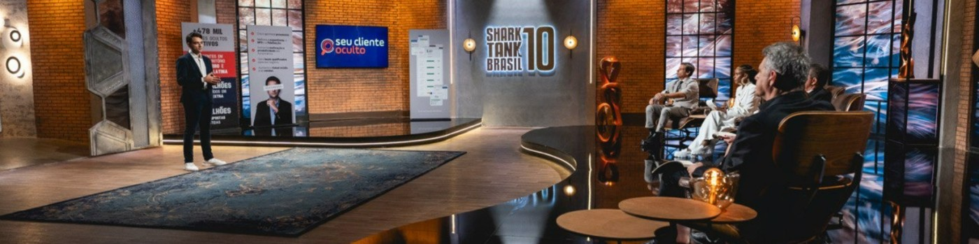 Capa do LinkedIn de Bruno Vasconcelos no palco do Shark Tank Brasil