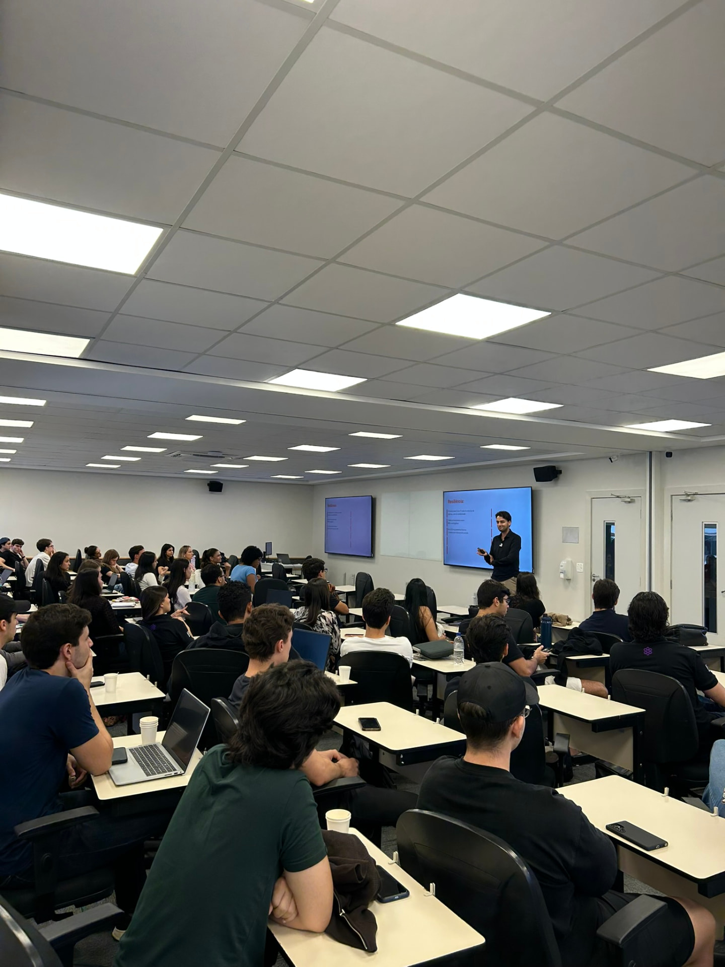 Bruno Vasconcelos em palestra para turma universitária