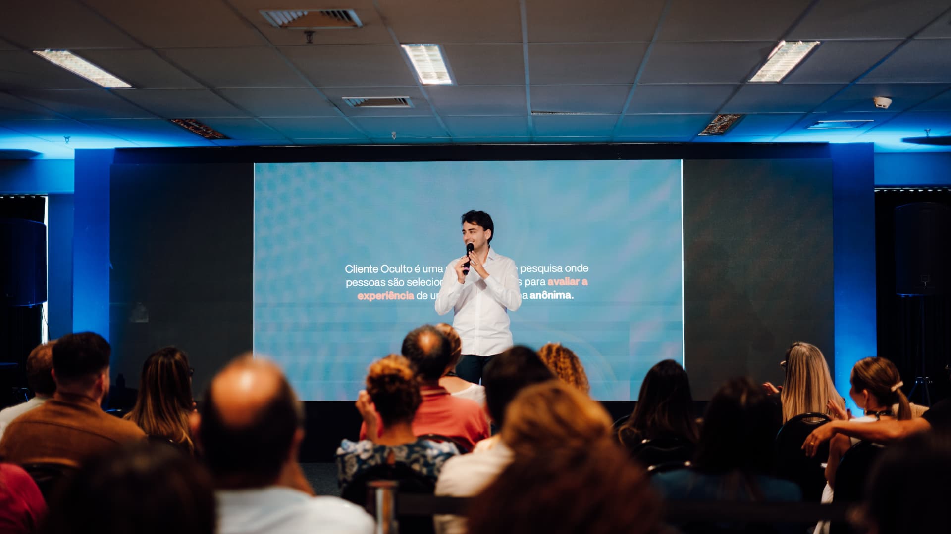 Bruno Vasconcelos no palco em evento sobre Cliente Oculto