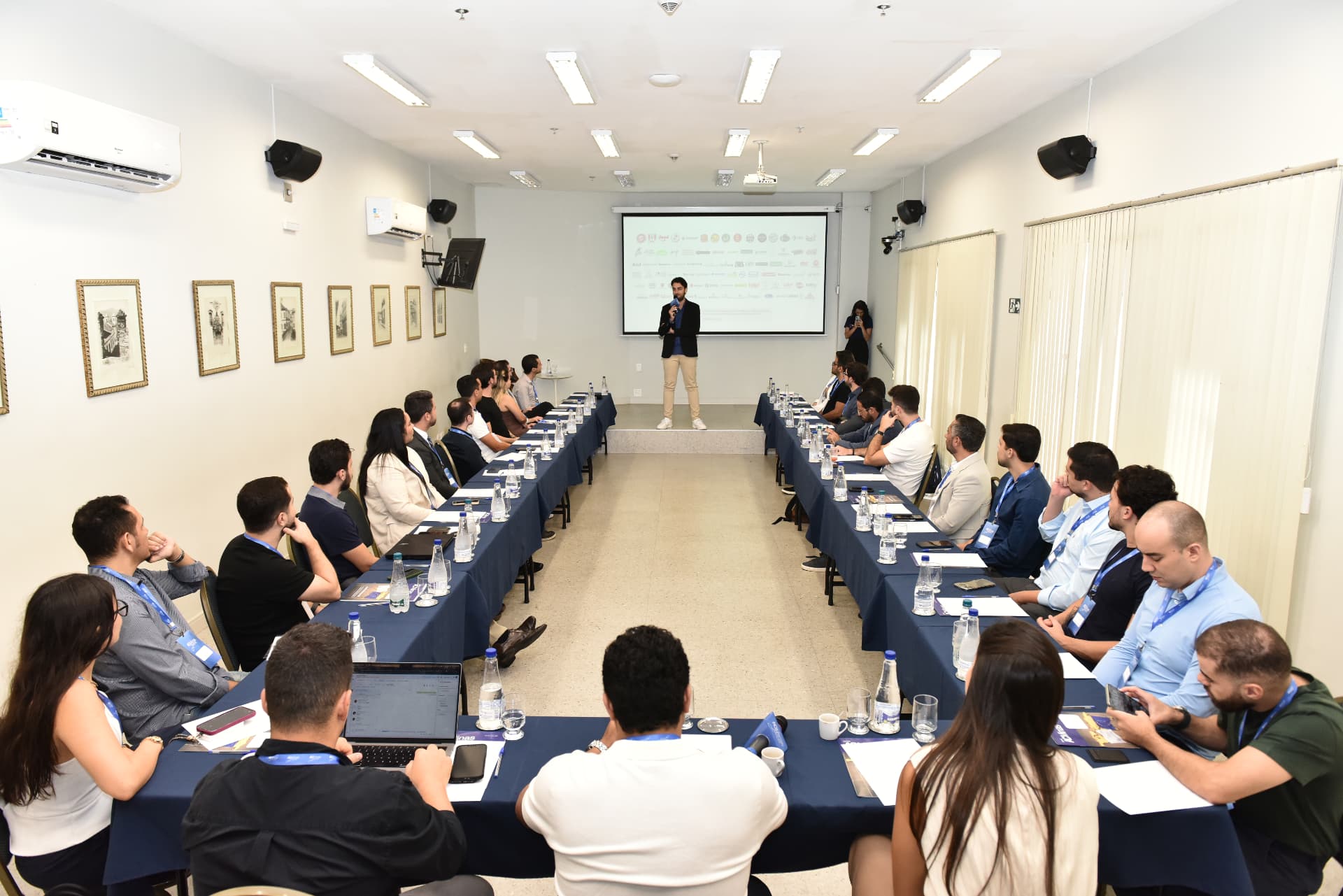 Bruno Vasconcelos palestrando em encontro corporativo
